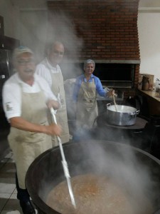 Equipe IRGA preparando o jantar com carne Hereford