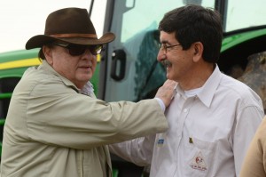 Celso Jaloto recebe saudações de outro criador. Crédito: Katega Vaz