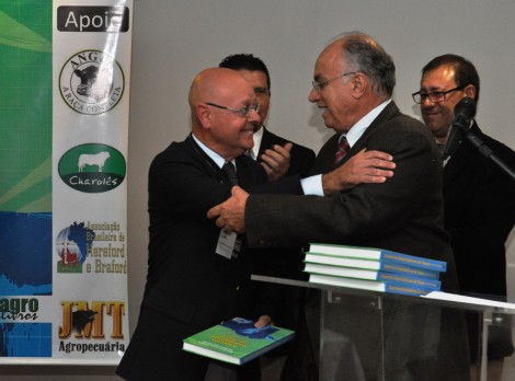 Humberto Jardim recebe um exemplar do livro do professor Silvio Menegassi. Crédito: Tatiana Feldens