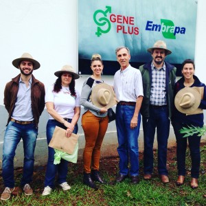 Delegação da ABHB em frente ao Geneplus, na Embrapa. Foto: Divulgação
